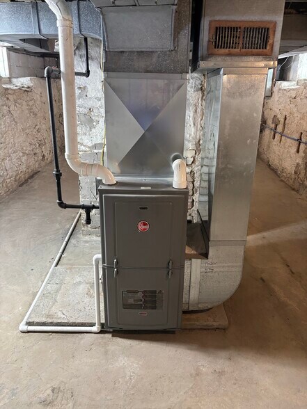 Building Photo - 19 W Chartes St