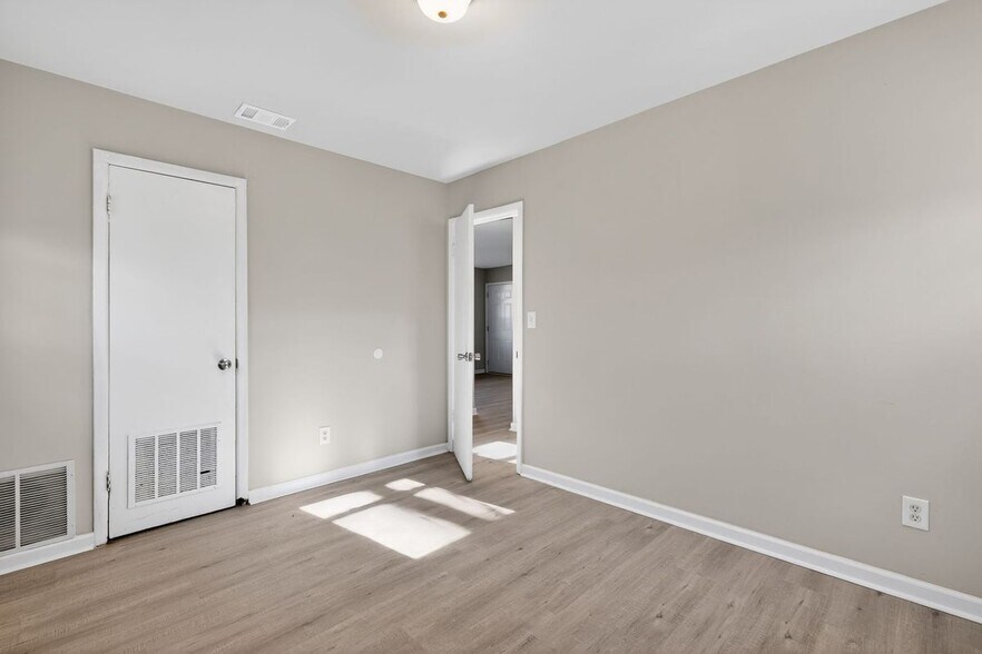 Building Photo - 7 Roper Dr