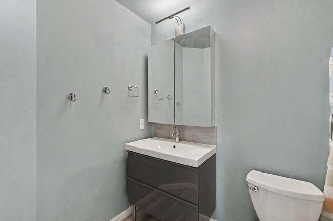 Building Photo - Bright Top-Floor 2 Bed, 2 Bath Condo with Loft & Vaulted Ceilings