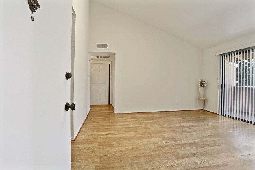 Building Photo - 3702 W Benjamin Holt Dr