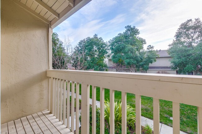 Building Photo - Lovely and Spacious 2BR 2.5BA Condo in Gre...