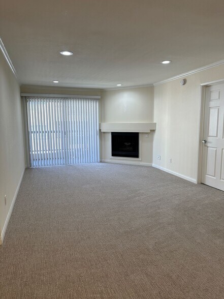 Living Room - 5540 Owensmouth Ave