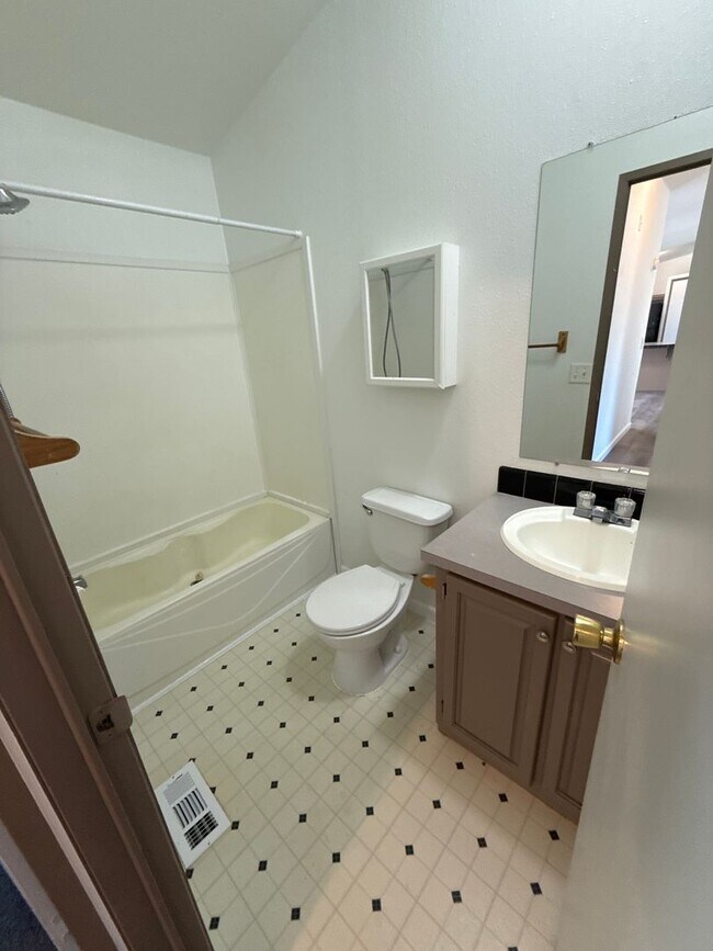 Building Photo - PETS Considered! SW Old Mill Area 4 Bdrm, ...