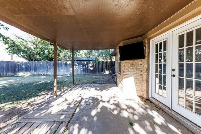 Building Photo - 5519 1st Pl