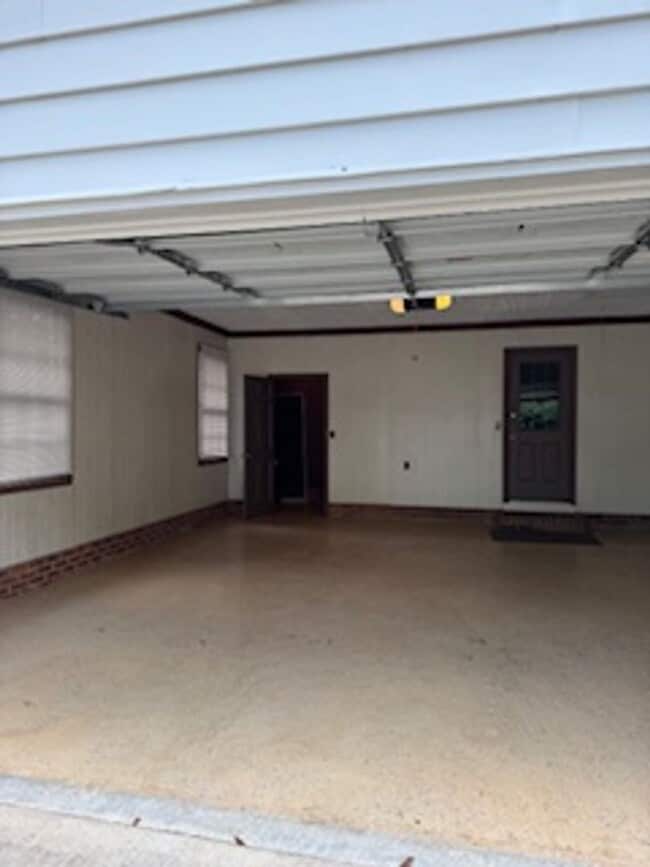 Building Photo - 4 Bedroom with fenced in yard!