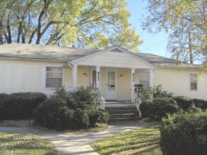 Building Photo - 3 Bedroom 2 Bath Duplex