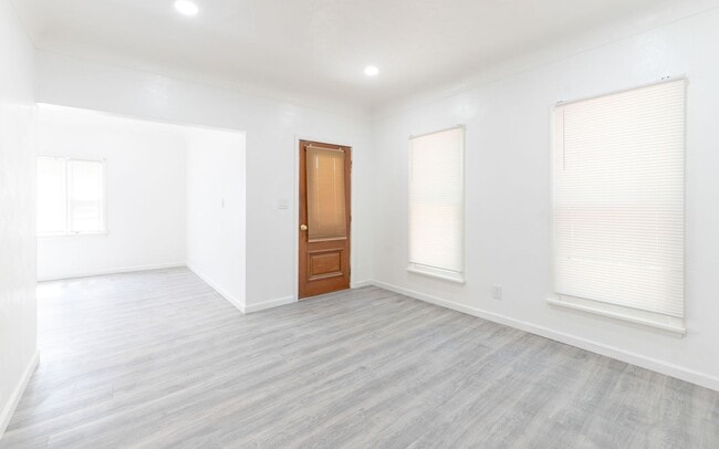 Building Photo - Charming 2-Bedroom Property in Prime Location