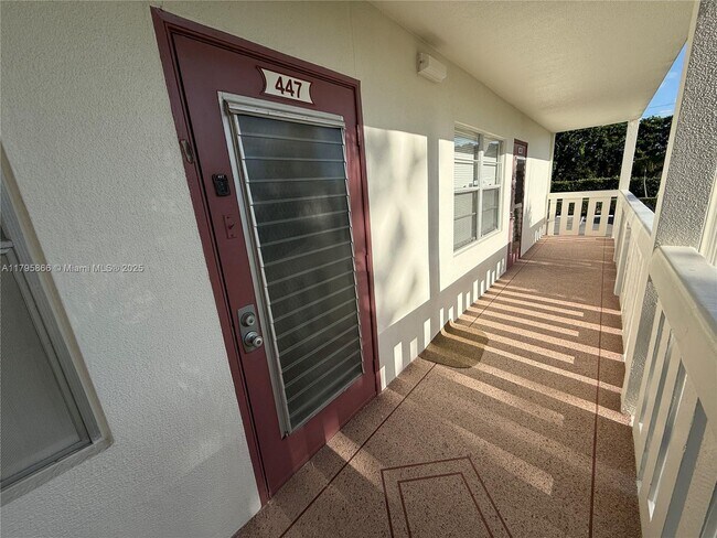 Building Photo - 447 Fanshaw K