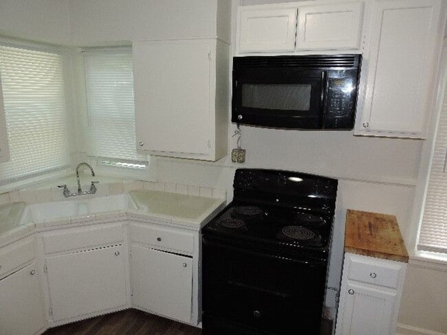 Building Photo - Fantastic 1/2 of Duplex in Desirable Garde...