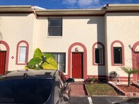 Building Photo - 2 Bed 1.5 Bath Townhome Washer Dyer Hookup...