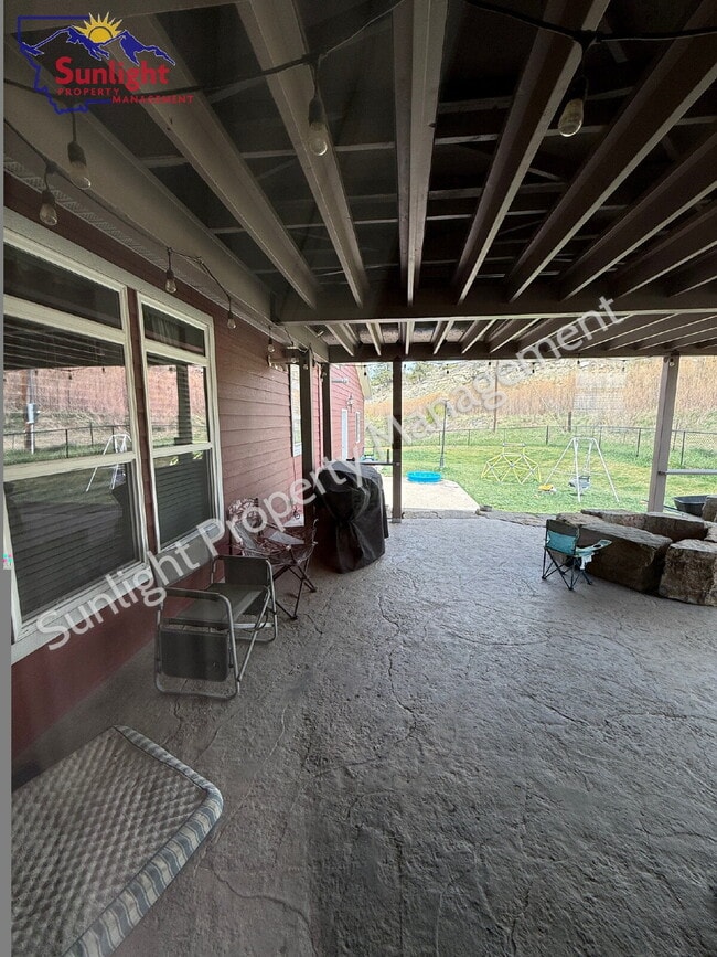 Building Photo - 3 Bed 2 Bath 2,756 sq ft on 2+ acres in Columbus