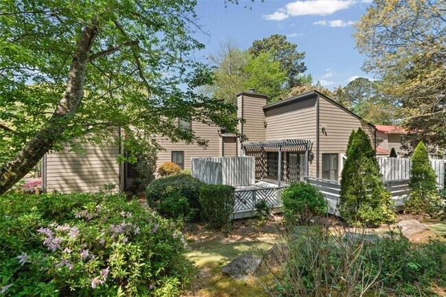 Building Photo - 2420 Castle Ln NE