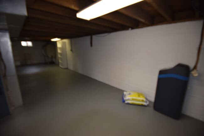 Building Photo - Professionals Only - 3 bedrooms 1 bath house