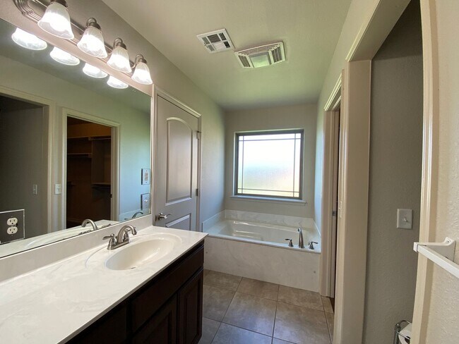 Building Photo - 3 bedroom, 2 bath in Coweta Schools!
