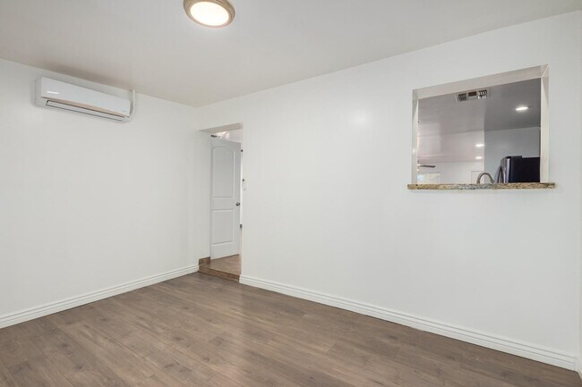 Building Photo - 1100 W 12th St