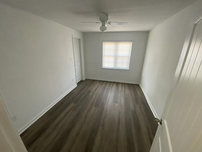 Building Photo - 1237 Lindsay Ave