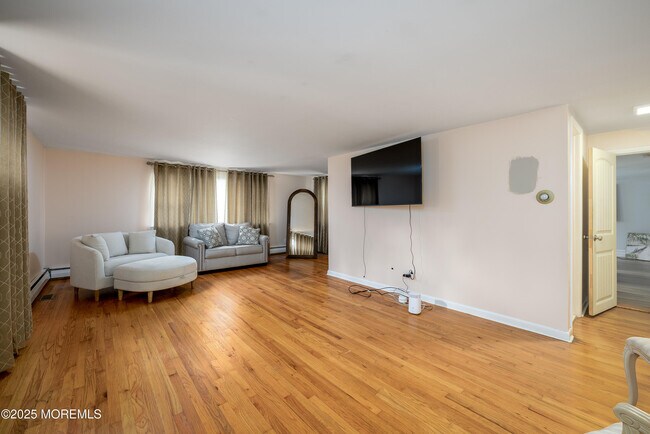 Building Photo - 19 Reids Hill Rd