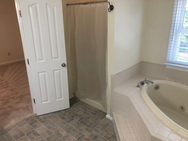 Building Photo - 2416 Creekmore Ct