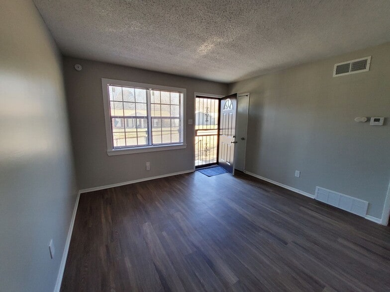 Building Photo - 5286 Broken Oak Dr