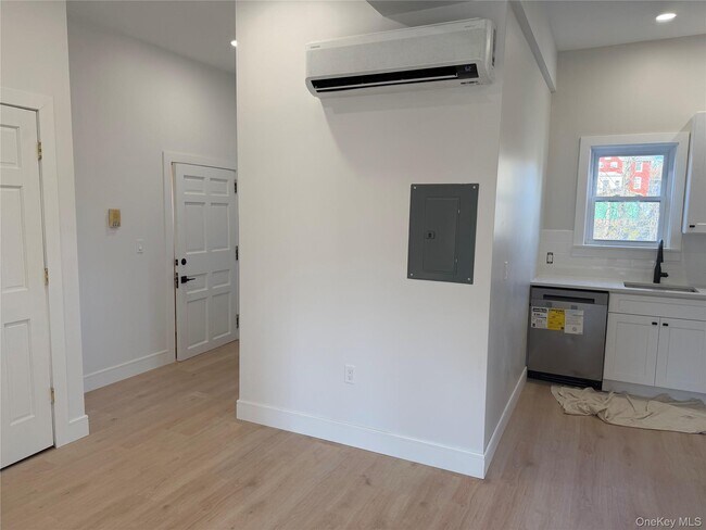 Building Photo - 554 Main St