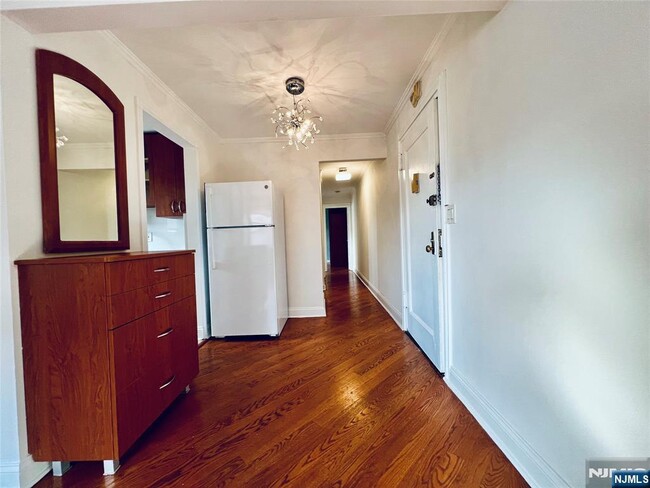 Building Photo - 2333 Hudson Terrace
