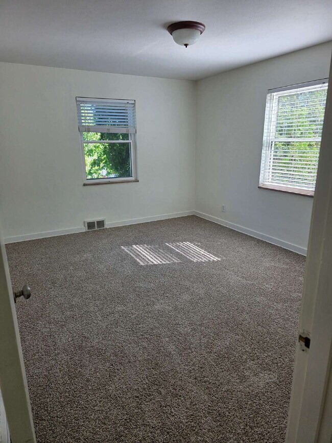 Building Photo - 300 Maxwell Dr