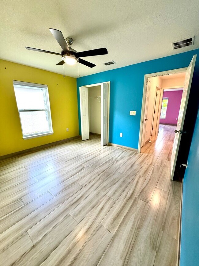 Building Photo - Beautiful 4-Bed, 2-Bath Home in a Prime Location!
