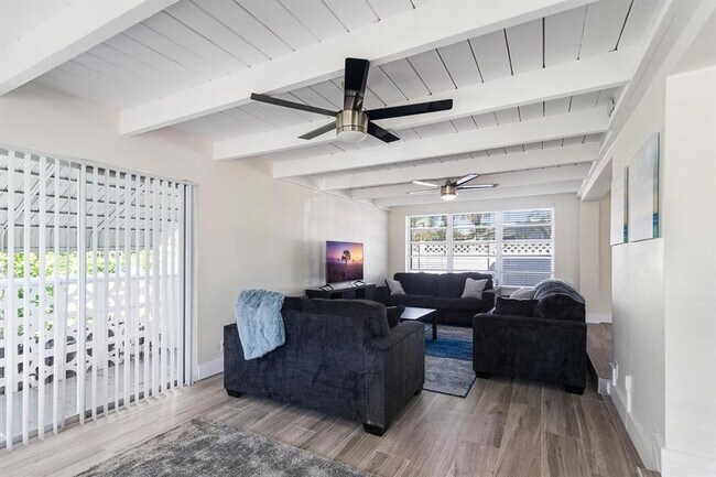 Building Photo - 2501 NE 12th St