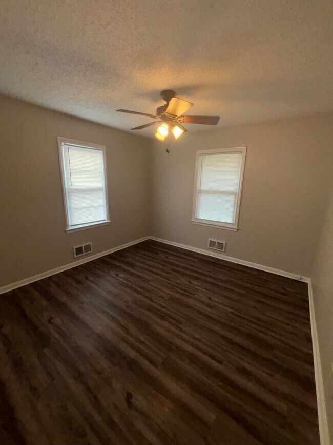 Building Photo - Charming 3 Bed, 1 Bath Home with 1-Car Garage in South Kansas City Location