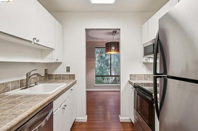 Building Photo - Elegant, private end-unit living with resort-style amenities!