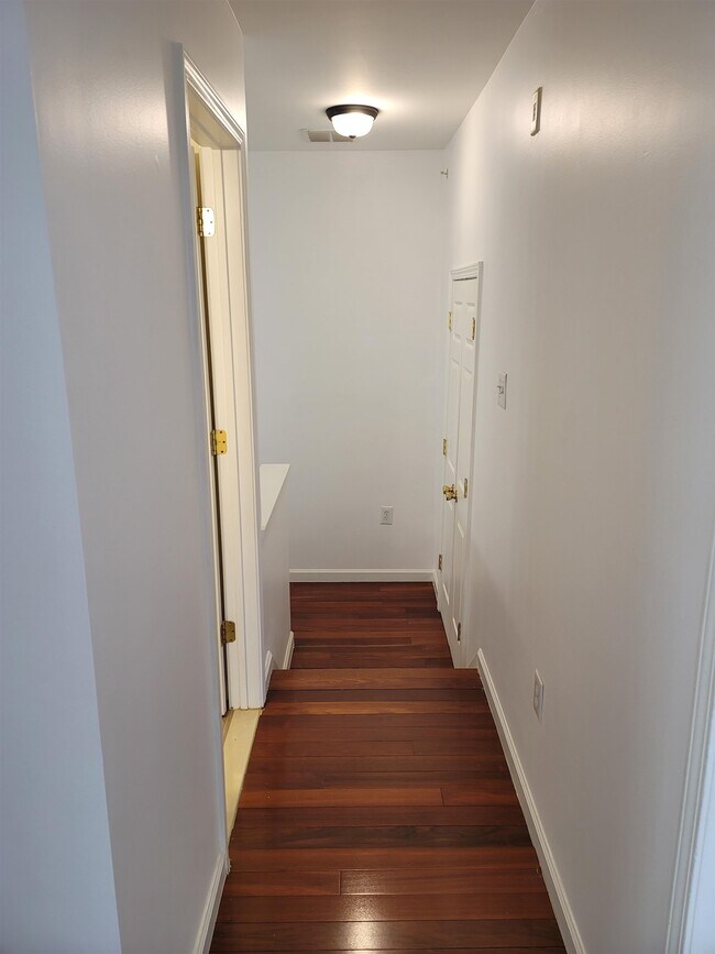 Building Photo - 14 McMartin Ct