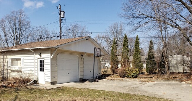 Building Photo - 3 BD Ranch with THREE garages