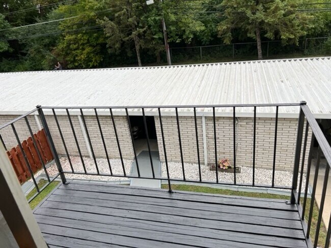 Building Photo - Well maintained  2 Bedroom Condo Great Amenities and Beautiful Surroundings