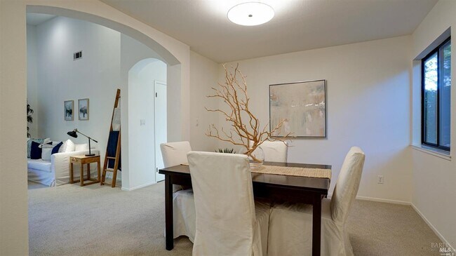 Building Photo - 16 Tudor Ct