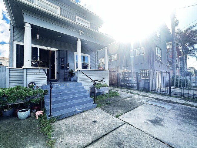 Building Photo - 1522