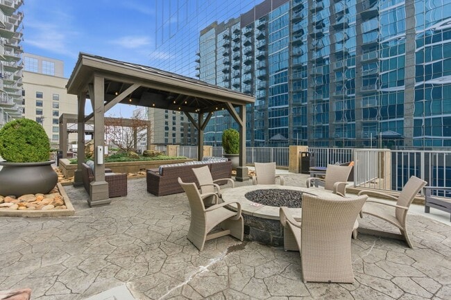 Building Photo - $500 Credit towards first month's rent if leased by April 1st. 9th Floor of Encore Building Downt...