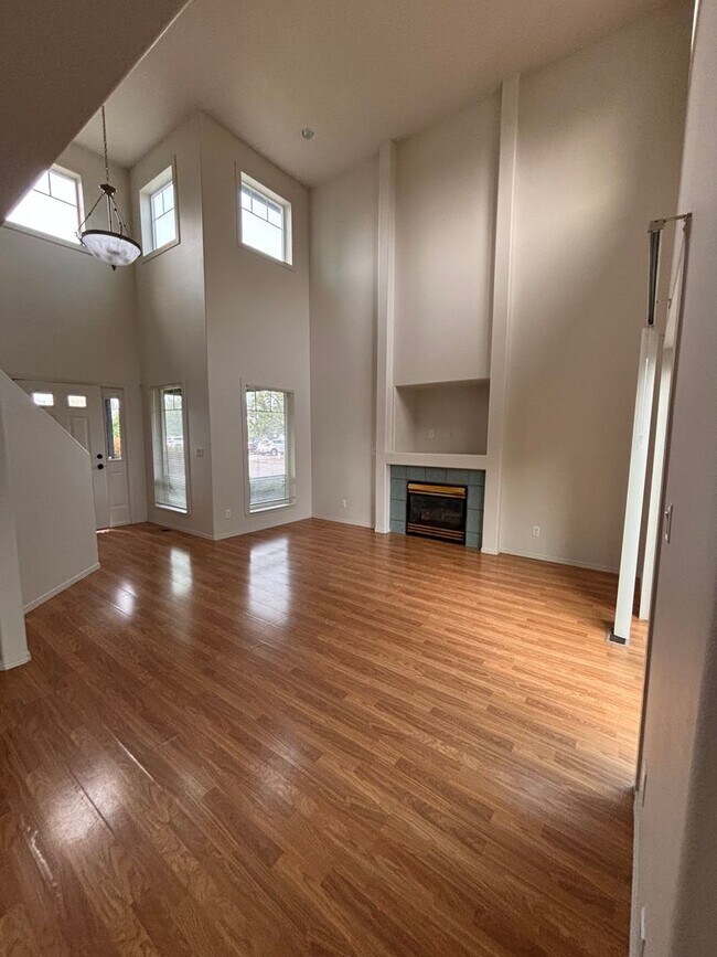 Building Photo - 3 Bedroom in Lexington Neighborhood