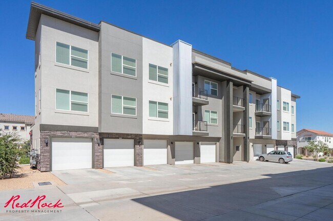 Building Photo - Pet Friendly 2 Bedroom Condo in Desert Color!