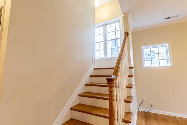 Building Photo - 158 Burnet St