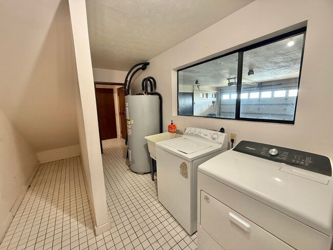 Building Photo - Pet friendly & Spacious - 3 Bedroom / 2 Ba...