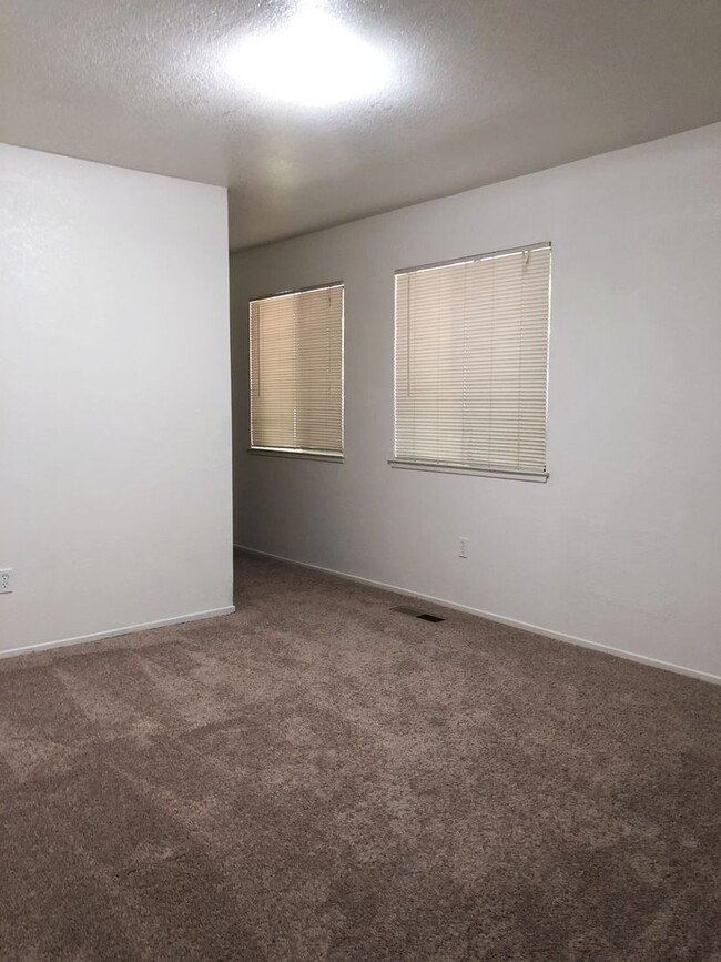 Building Photo - Spacious 3 Bedroom Condo