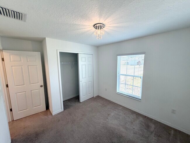 Building Photo - 10 Rainstone Ln