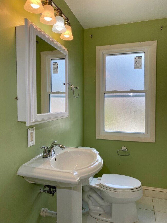 Building Photo - Charming 3 Bedroom/1.5 Bathroom Townhome in Towson, MD!