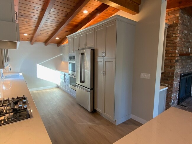 Building Photo - 150 Damar St