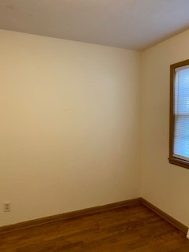 Building Photo - 3 Bed, 1 1/2 Bath, 1 Car Garage, Fenced Yard!