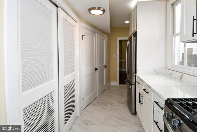 Building Photo - 216 S Henry St