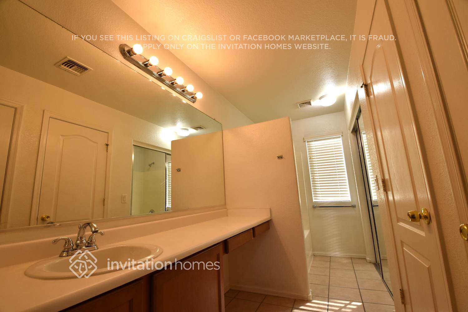 Building Photo - 1407 E Mobile Ln