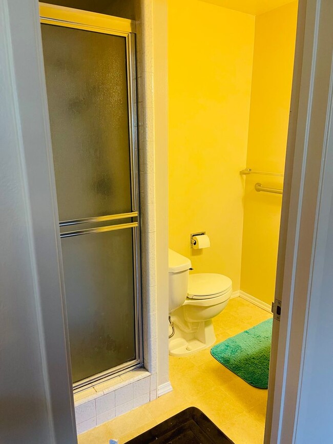 Building Photo - 3 bed /2 bath home in East Sac