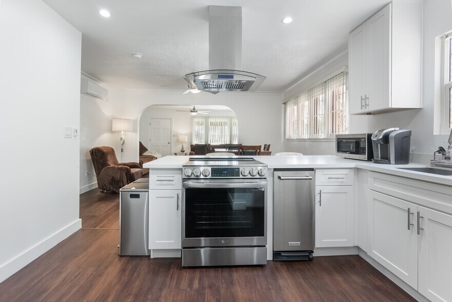 Building Photo - 2509 W 73rd St