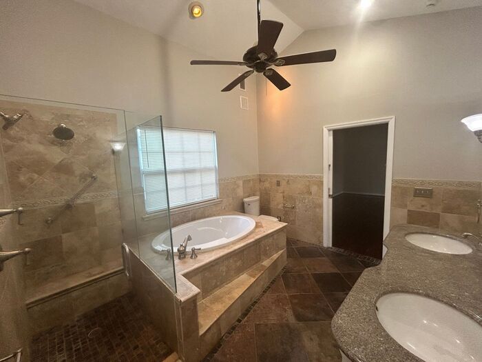 Building Photo - 404 Belmont St